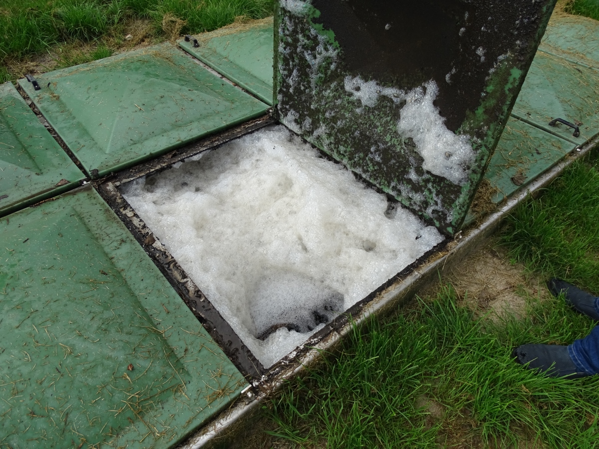 Komora napowietrzania oczyszczalni ścieków o budowie kontenerowej, w komorze zachodzą procesy biologiczne mające za cel oczyszczenie ścieków