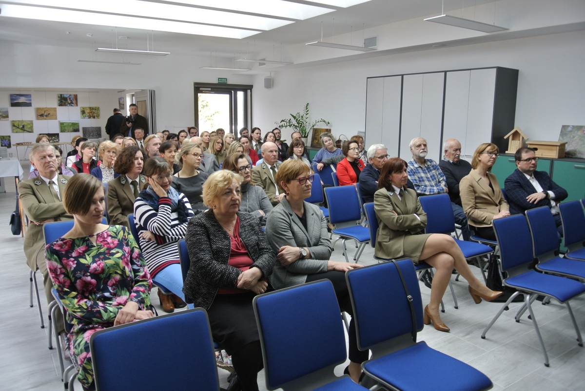 Uroczyste otwarcie ośrodka edukacji ekologicznej w Gdańsku Oliwie, goście siedzą w sali na krzesłach