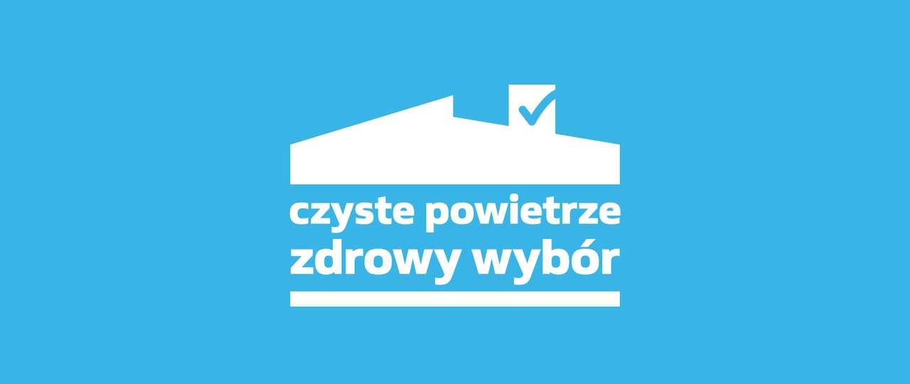 Logo kampanii „Czyste Powietrze – zdrowy wybór”, na niebieskim tle znajduje się biały domek, napis  „Czyste Powietrze – zdrowy wybór”.