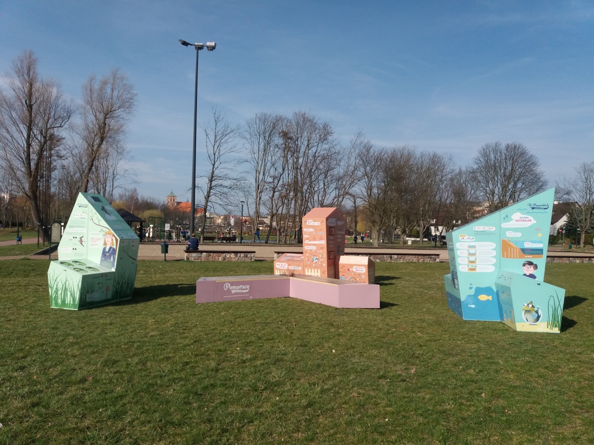 Trzy bryły tworzące interaktywną wystawę plenerową w parku w Chojnicach