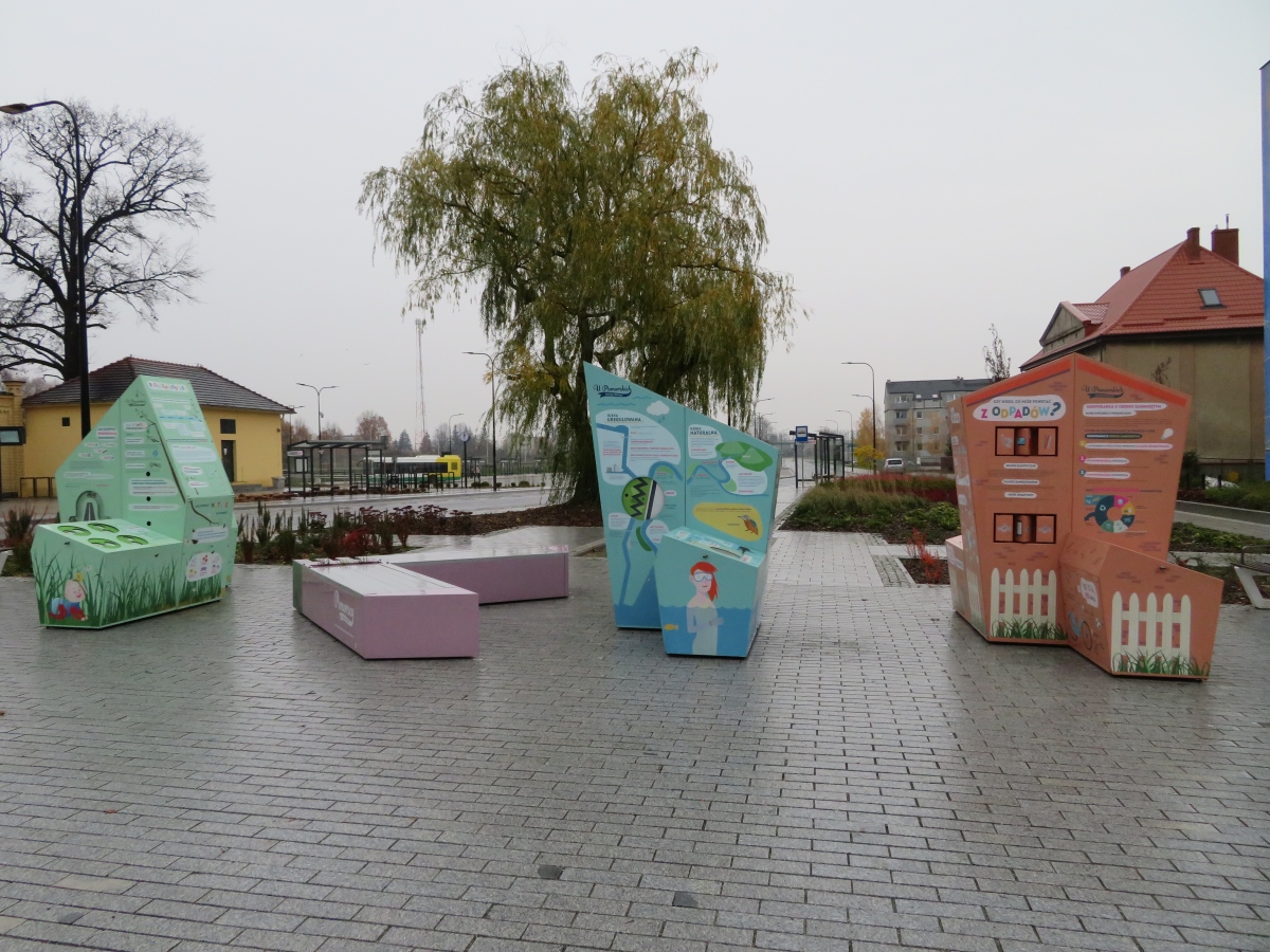 Trzy bryły oraz ławka tworzące interaktywną wystawę plenerową na placu w Starogardzie Gdańskim